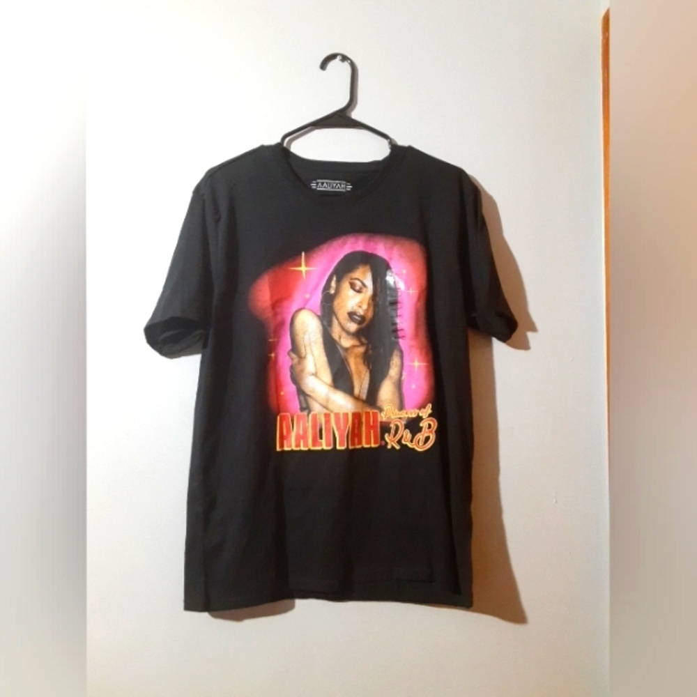 Aaliyah NWT Women's Graohic Tshirt Short Sleeve Black Pink Size Medium Casual